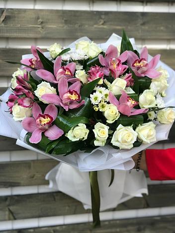 Букет цветов из: Розы и Хризантемы в Кумской Долине