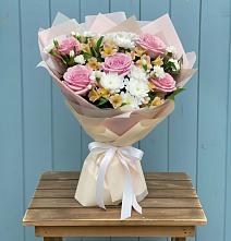 Букет цветов из:  Гвоздики, Орхидеи и Розы в Кумской Долине