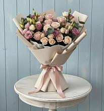 Букет цветов из:  Розы и Лизиантусы в Кумской Долине