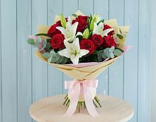 Букет цветов из:  Лилии и Розы в Кумской Долине