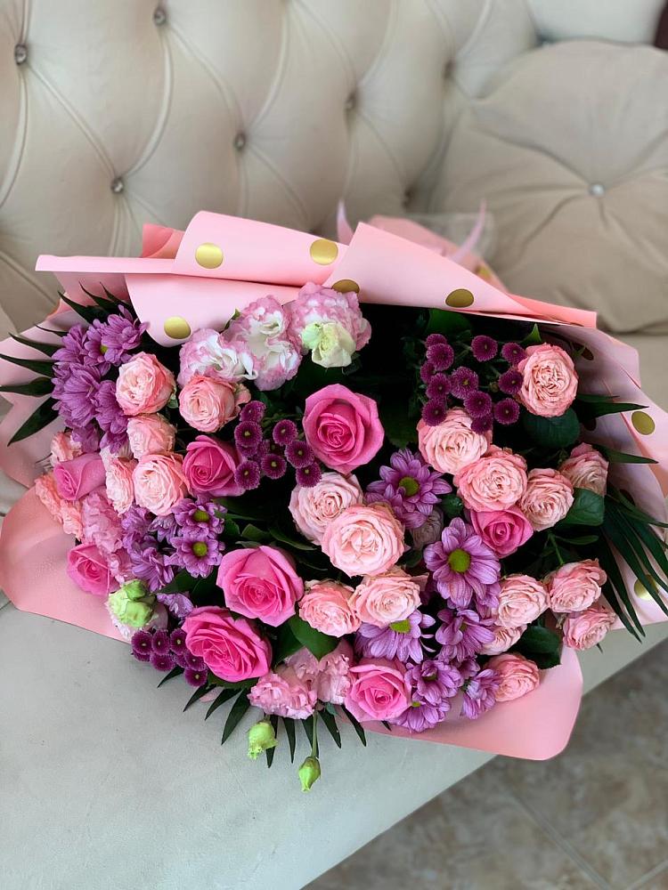 Букет цветов из: Хризантемы, Розы и Лизиантусы в Кумской Долине