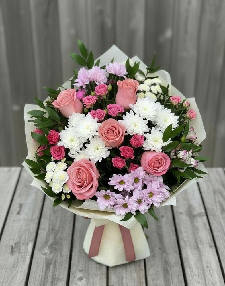 Букет цветов из: Альстромерии, Гвоздики, Розы и Хризантемы в Кумской Долине