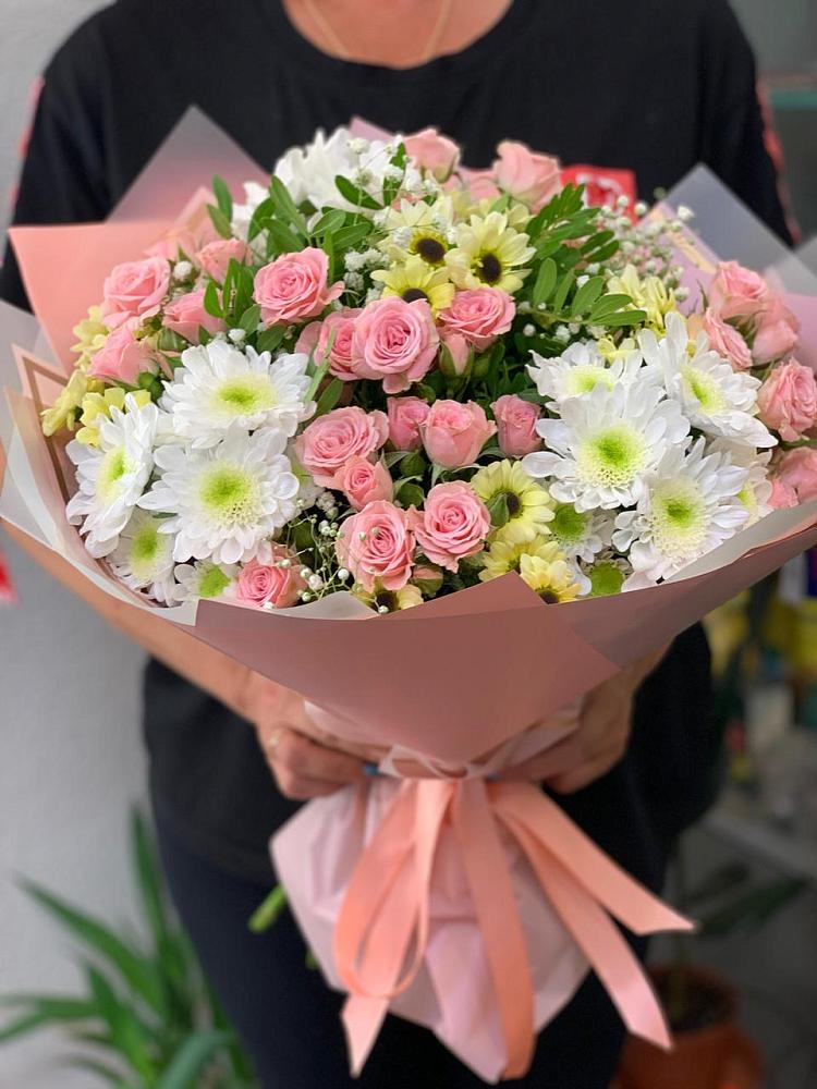 Букет цветов из: Розы и Хризантемы в Кумской Долине