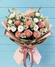 Букет цветов из:  Розы, Альстромерии и Лизиантусы в Кумской Долине