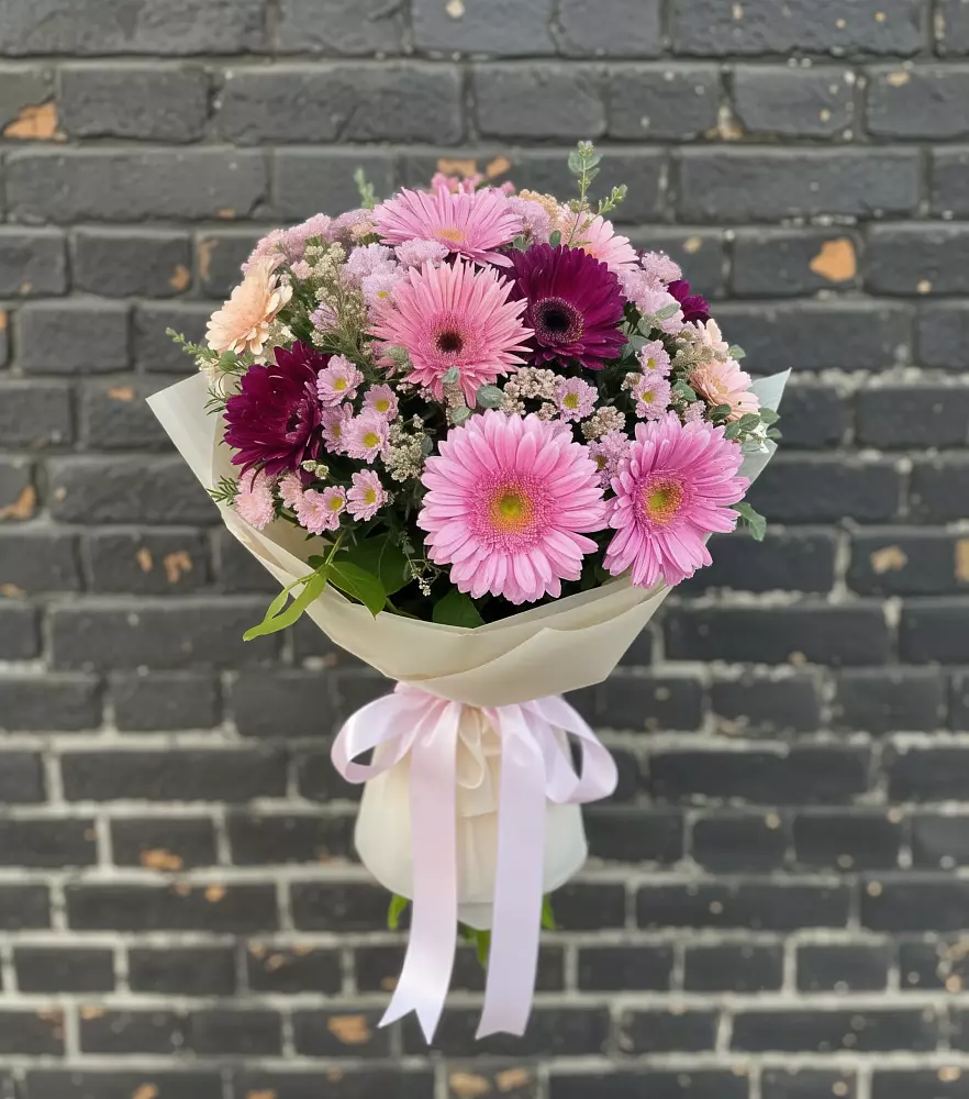 Букет цветов из: Герберы и Хризантемы в Кумской Долине