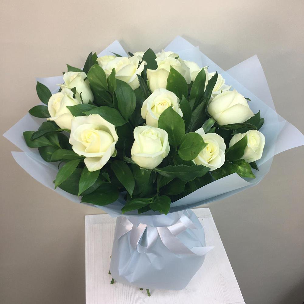 Букет 15 Белых роз Проуд в Кумской Долине