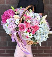 Композиция солнечный день в Кумской Долине Цветочная композиция из Розы, Хризантемы, Пионы и Лизиантусы в корзине в Кумской Долине