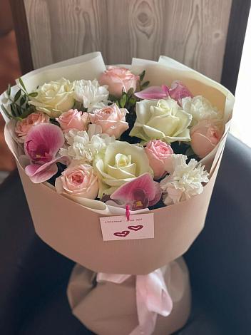 Букет цветов из: Орхидеи, Розы и Гвоздики в Кумской Долине