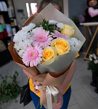 Букет цветов из:  Герберы, Розы и Хризантемы в Кумской Долине