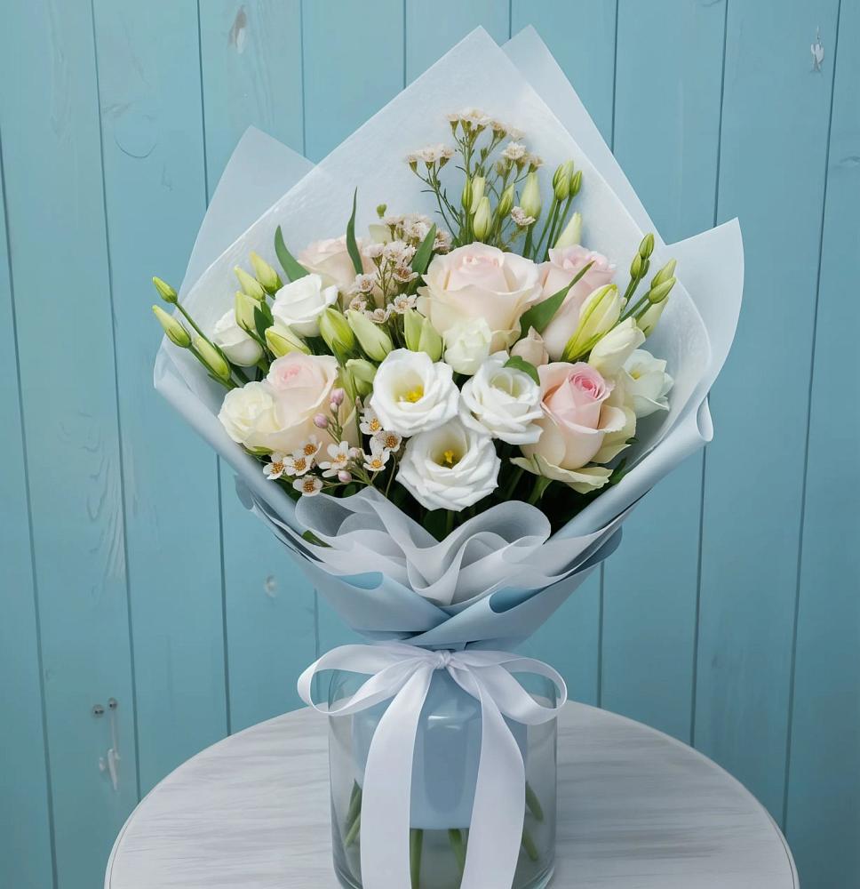 Букет цветов из: Розы и Лизиантусы в Кумской Долине