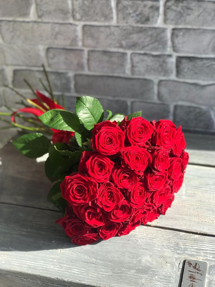 Букет Красные розы Фридом в Кумской Долине
