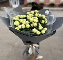 Букет Белые кустовые розы Солинеро в Кумской Долине