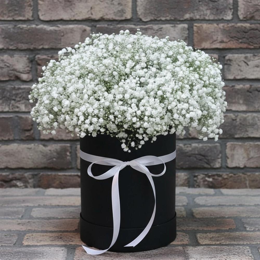 Цветочная композиция из Гипсофила в шляпной коробке в Кумской Долине