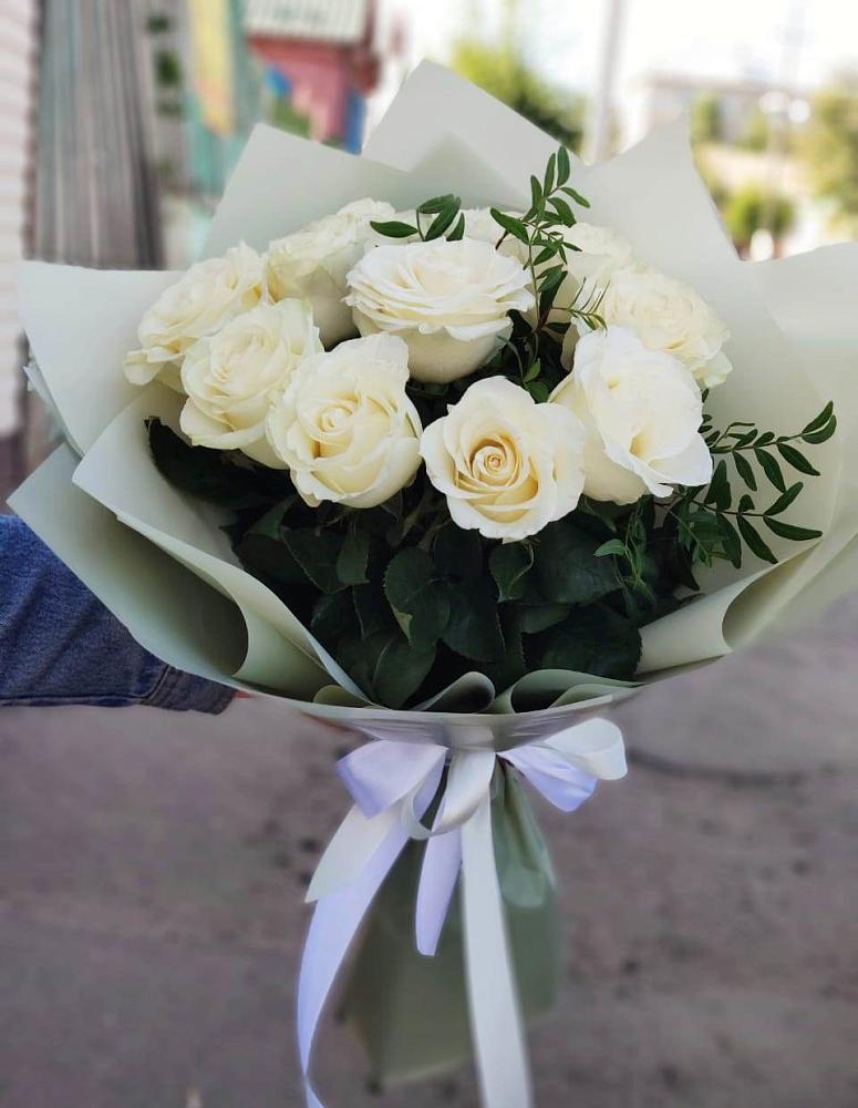 Букет Белые розы Проуд в Кумской Долине