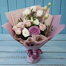 Букет цветов из:  Розы и Лизиантусы в Кумской Долине