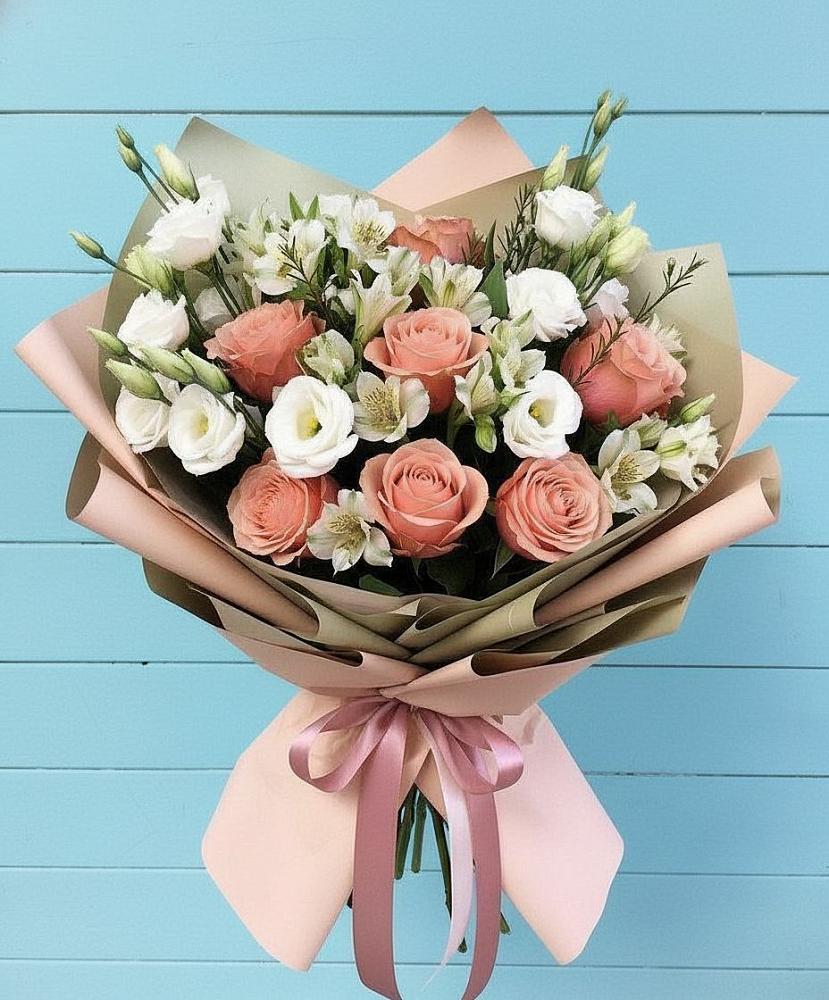 Букет цветов из: Розы, Альстромерии и Лизиантусы в Кумской Долине