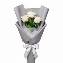 Букет 3 белые розы в Кумской Долине