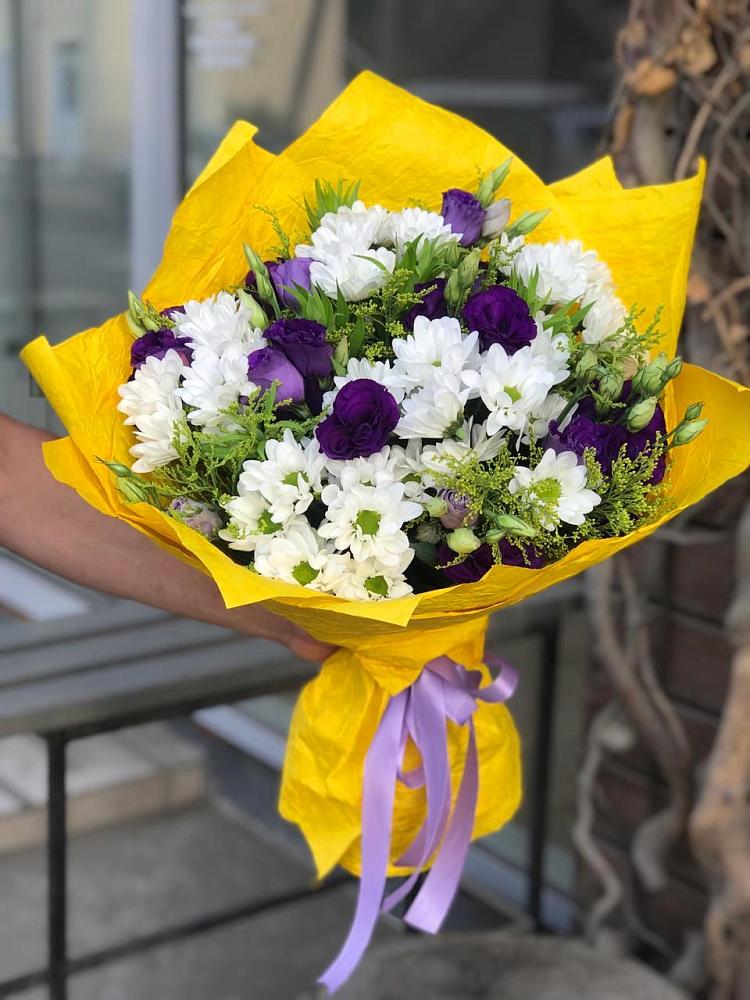 Букет цветов из: Ирисы, Хризантемы и Ромашки в Кумской Долине