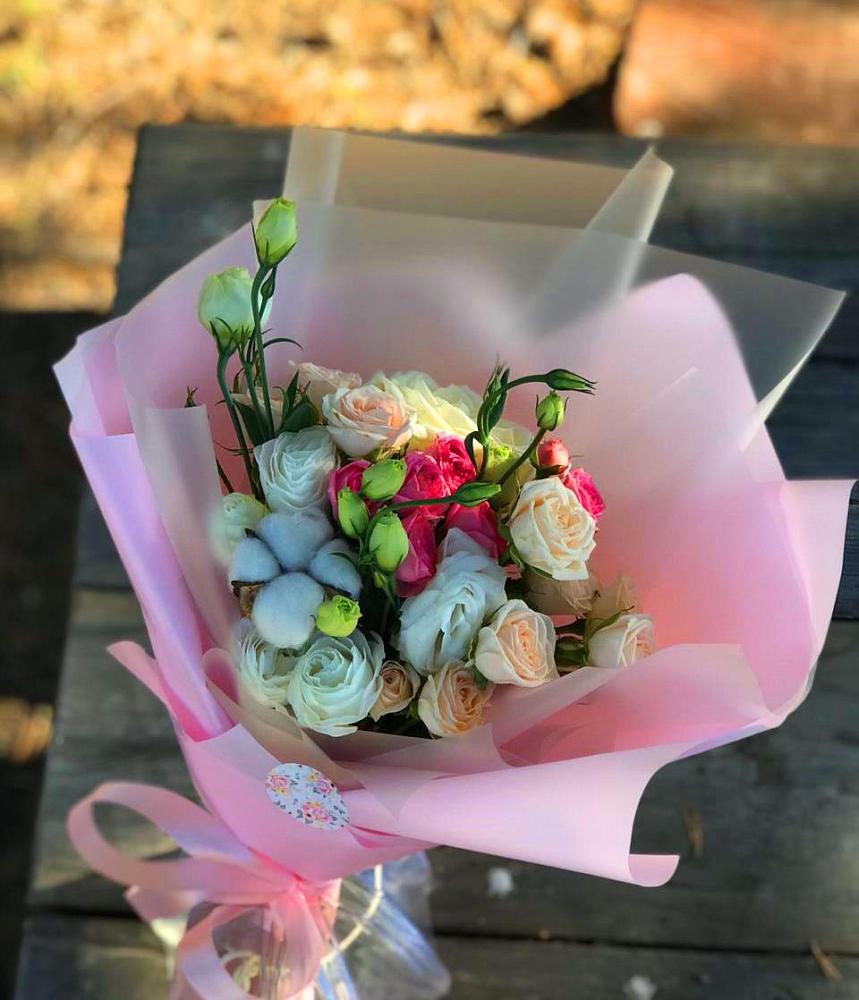 Букет цветов из: Розы и Лизиантусы в Кумской Долине