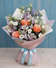 Букет цветов из:  Лизиантусы, Розы, Альстромерии и Гипсофила в Кумской Долине