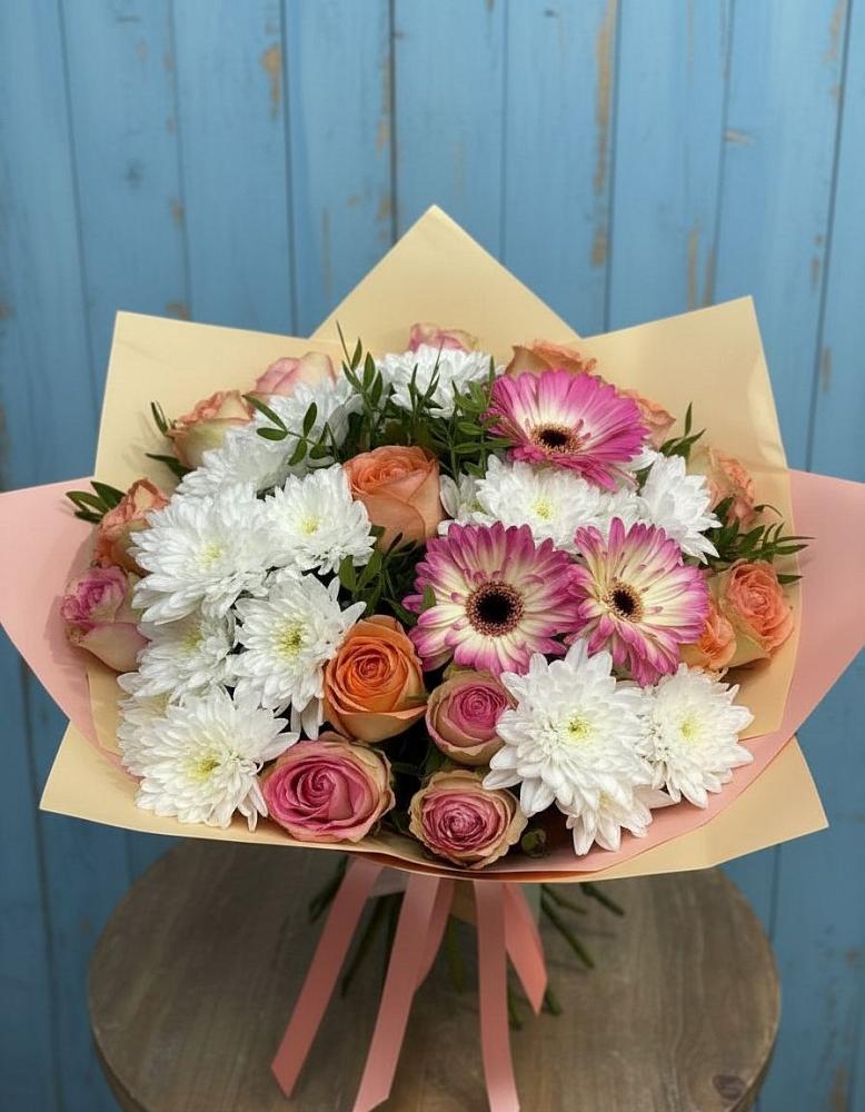 Букет цветов из: Розы, Герберы и Хризантемы в Кумской Долине