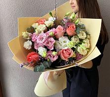 Букет цветов из:  Розы, Лизиантусы и Гвоздики в Кумской Долине