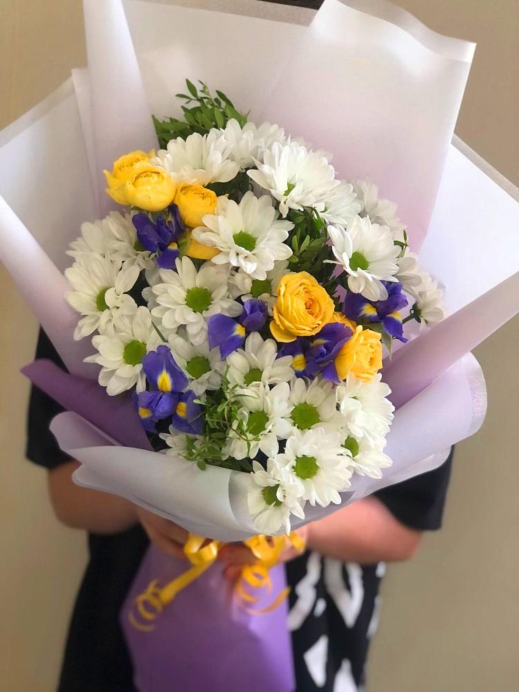 Букет цветов из: Ирисы, Хризантемы и Розы в Кумской Долине