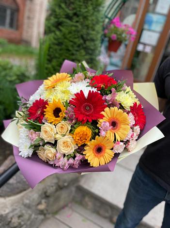 Букет цветов из: Герберы, Ромашки, Хризантемы, Розы и Подсолнухи в Кумской Долине