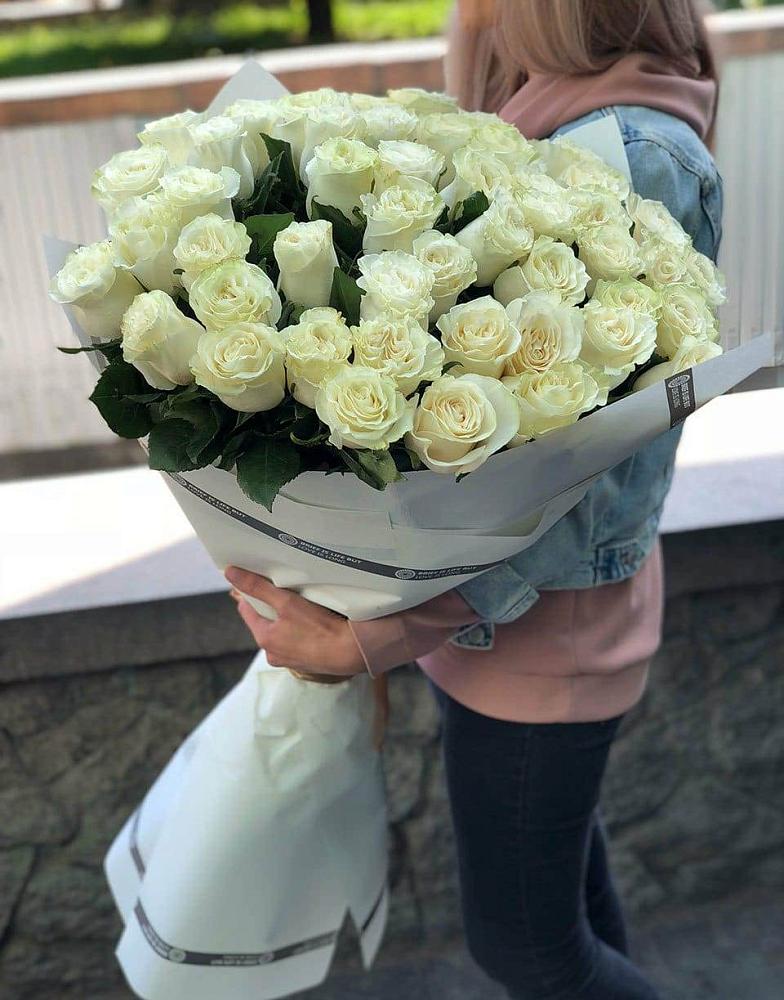 35 Белых роз в Кумской Долине Букет 35 Белых роз в Кумской Долине
