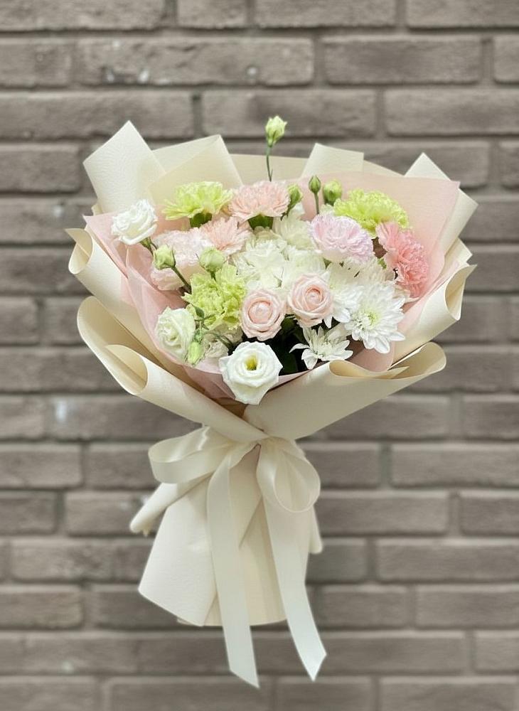 Букет цветов из: Гвоздики, Розы, Лизиантусы и Хризантемы в Кумской Долине