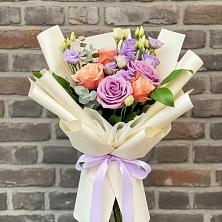 Букет цветов из:  Лизиантусы и Розы в Кумской Долине