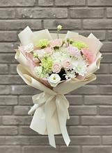 Букет цветов из:  Гвоздики, Розы, Лизиантусы и Хризантемы в Кумской Долине