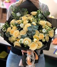 Букет птица счастья в Кумской Долине Букет цветов из: Розы и Лизиантусы в Кумской Долине