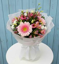 Букет цветов из:  Герберы, Альстромерии и Лизиантусы в Кумской Долине