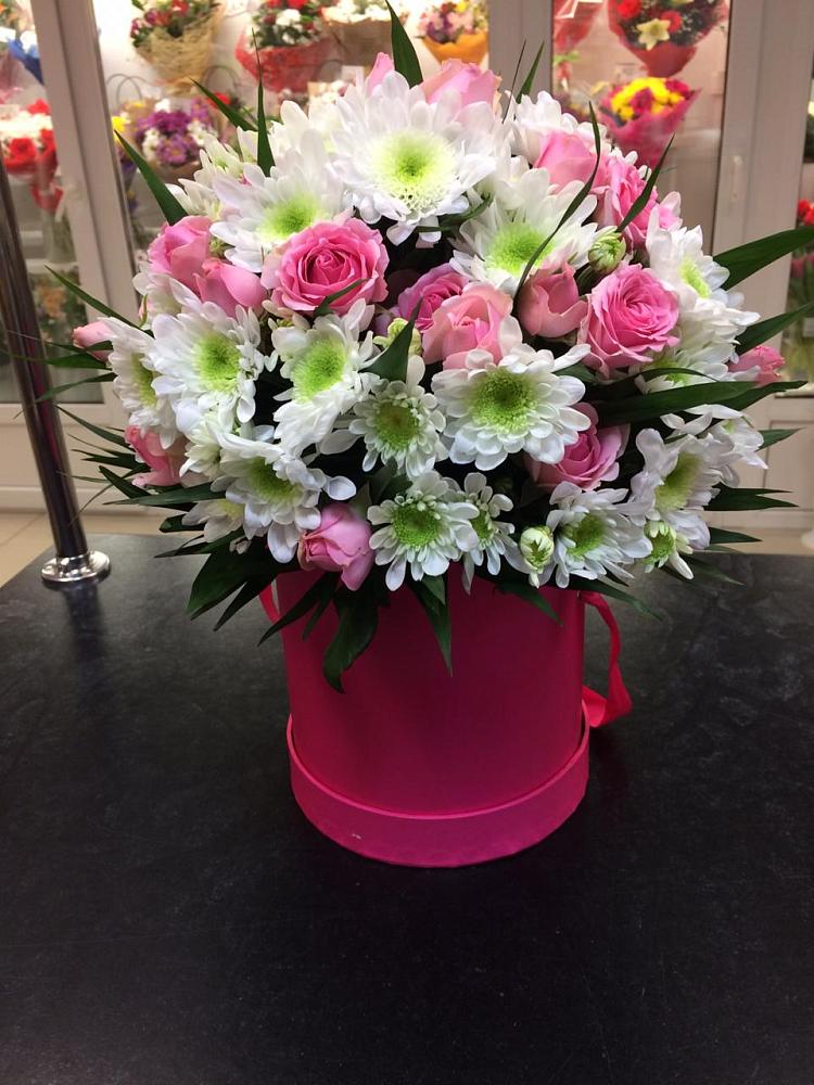 Цветочная композиция из Розы и Хризантемы в шляпной коробке в Кумской Долине