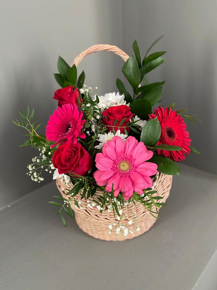 Цветочная композиция из Розы, Хризантемы и Герберы в корзине в Кумской Долине