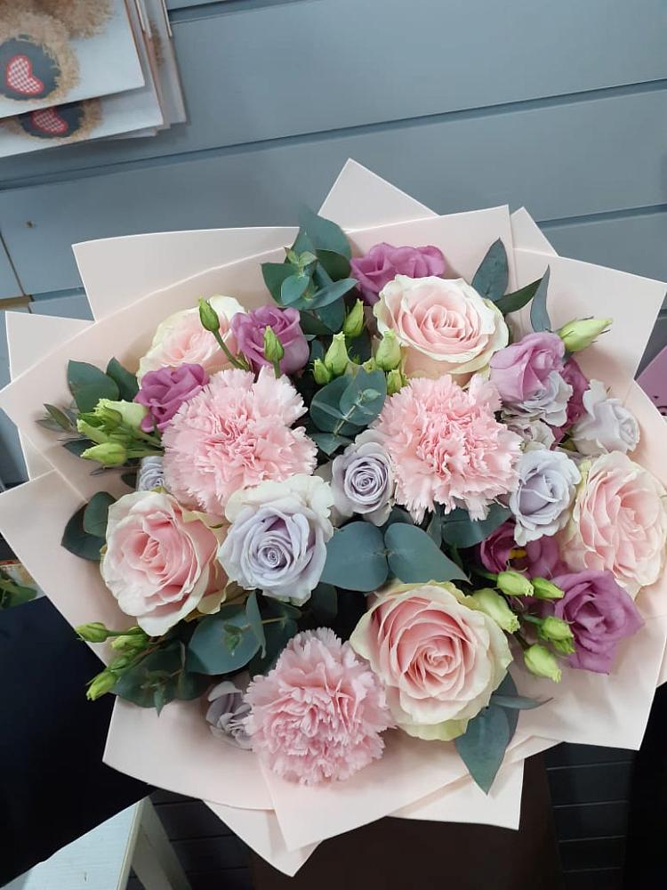 Букет цветов из: Розы, Гвоздики и Лизиантусы в Кумской Долине