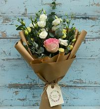 Букет цветов из:  Розы и Лизиантусы в Кумской Долине