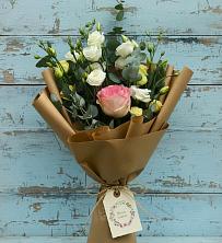 Букет цветов из:  Розы и Лизиантусы в Кумской Долине