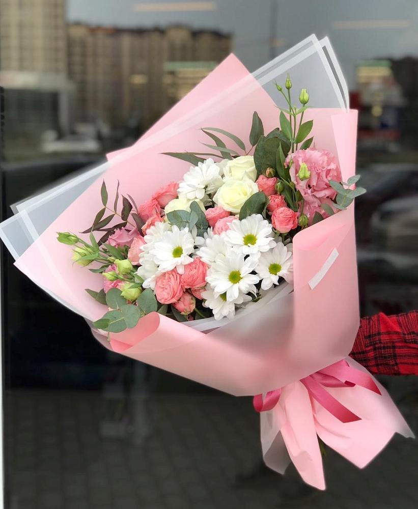 Букет нежный в Кумской Долине Букет цветов из: Розы, Лизиантусы и Хризантемы в Кумской Долине
