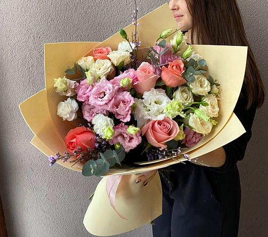 Букет цветов из: Розы, Лизиантусы и Гвоздики в Кумской Долине