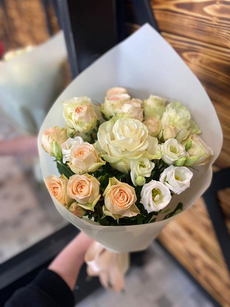 Букет цветов из: Розы и Лизиантусы в Кумской Долине